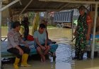 Aksi Bhabinkamtibmas Desa Laden, Datangi Rumah Warga yang Terdampak Luapan Air Sungai