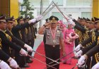 Suasana Haru Menyelimuti Mapolres Pamekasan, Tradisi Pedang Pora Melepas 17 Personel Purna Bakti