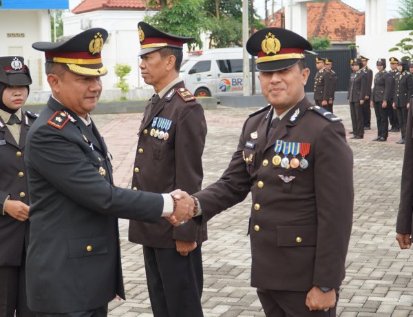 74 Personel Polres Pamekasan Menerima Tanda Kehormatan Satyalancana Pengabdian 